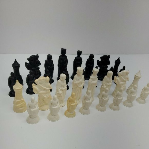 ANRI Other - 32 Piece Vintage Complete ANRI Chess Renaissance Medievel E.S.Lowe Pieces